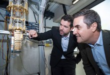 Fernando González-Zalba, líder del grupo de Hardware Cuántico de nanoGUNE, y el consejero Mikel Jauregi en Quantum Motion UK